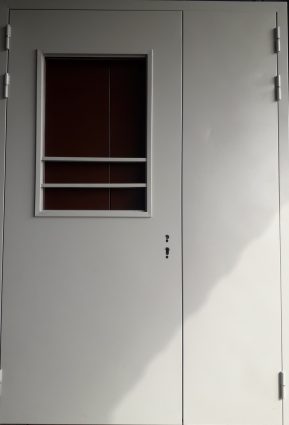 Входная дверь в офис двупольная со стеклом и ставками EI60